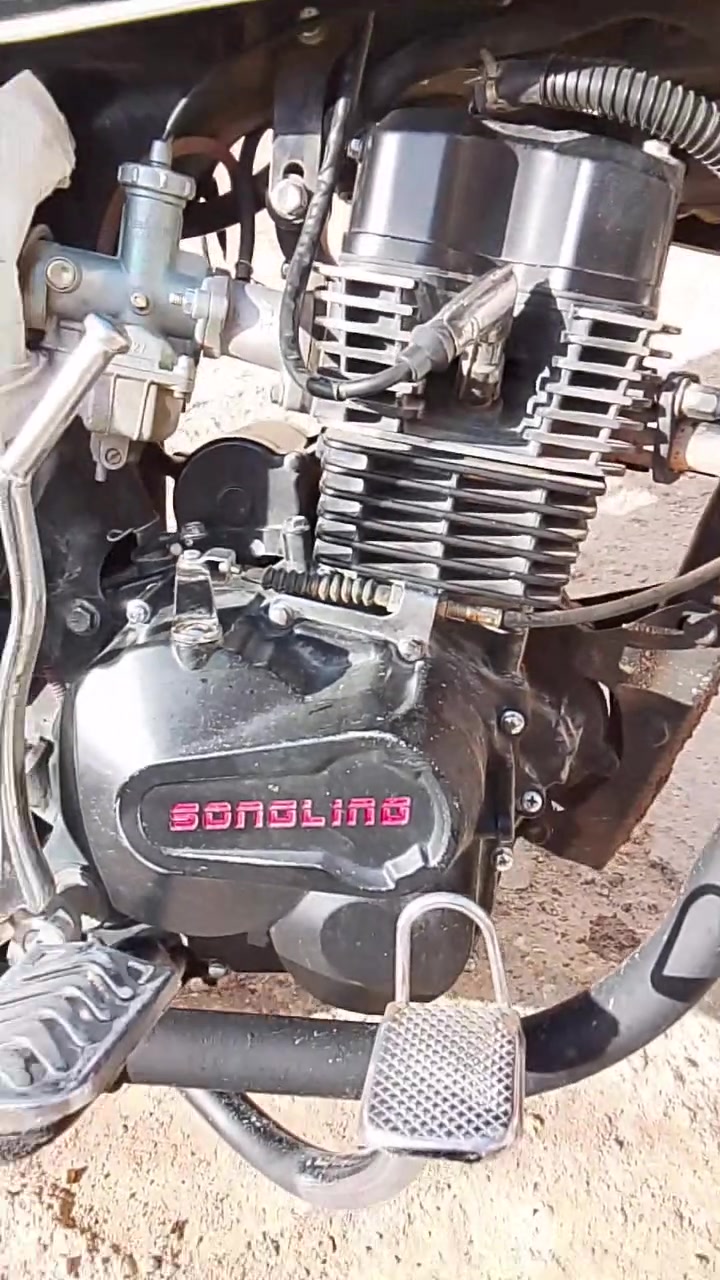 شغالة سلف هندر بس باتري ضعيف وشخاطة نقصها السعر المطلوب بيها 650 وبيها مجال شراي يتصل ويدلل *********** واتساب *********** رصيد
