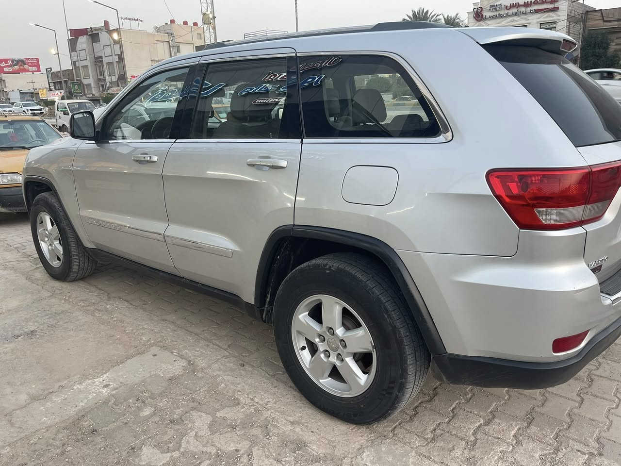 سلام عليكم
جيب لاريدو 2011 رقم سليمانيه 
محرك 3600 مكفول
ماشيه 210 ميل 
صبغ باب الجنطه قليل  من يم اليده ومأشر بالخط الاسود
وباب الخلفي جهت اليسار مفتوحه البراغي بي بارد 
داخله كلين مواصفا عاديه 
محرك كير تبريد كاردن حداديه بحاله جيده ادامه كامله منظومة بانزين كامله جديده  تخم تاير جديد 
شرط السونار والصور نفس السياره
مكان السياره ديوانيه عروبه الاولى
***********
