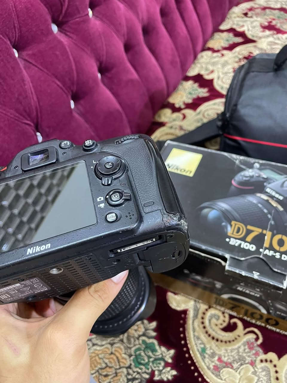 نيكون 7100D كاميرا جداً نظيفة بيها طخة بسيطة جوة ممبينة ولا مأثرة مع كامل ملحقات رام وشاحن وكارتون وجنطة سعرها 475 قفل بدون عملة  
*********** موجود واتساب 
مكاني بغداد البياع
