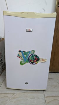 ثلاجه صغيره سعره 40 الف شغاله للاستفسار 07705662677 المكان الشعب