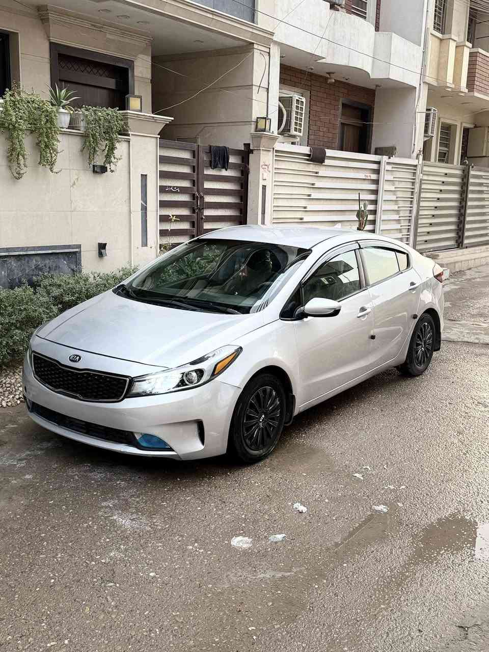 السلام عليكم
كيا فورتي 2017 وارد امريكي 
حادثها جاملغ وبنيد وانصبغت حزام اثر شخوط وفديو قبل الصبغ مذكور بلمنشور مع صور الحادث وغير هل حادث مال امريكا مابيها غير الشخوط وطخطخات 

مكينه 2000 دوش  لا تنقيص ولا قطره تبخير 
كير اي تي 
ماشيه ١٤٦ كيلو متر 
سياره متعمره تعير كامل من صفر من صدر داخل وحارج اي نقص مابيه جاهزه للي يدور سياره يشتغل بيها ع باب الله استعمال شخصي جاهزه 

رقم اربيل بأسم شركه تحويل وكاله ثاني يوم بشرط 

مكان السياره بغداد الدوره 
السعر ١٠٤ وبيها مجال بسيط 

تشوف سياره غاليه اعبرها تلكه اغاتها وتركب الاحسن منها 

***********
