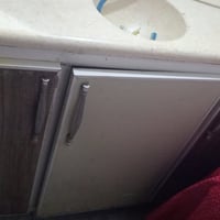 اغراض للبيع غرفه نوم ب١٥٠ قفل وسنك ب٦٠ وميز طعام ب٣٠ مكانها بغداد مدين...