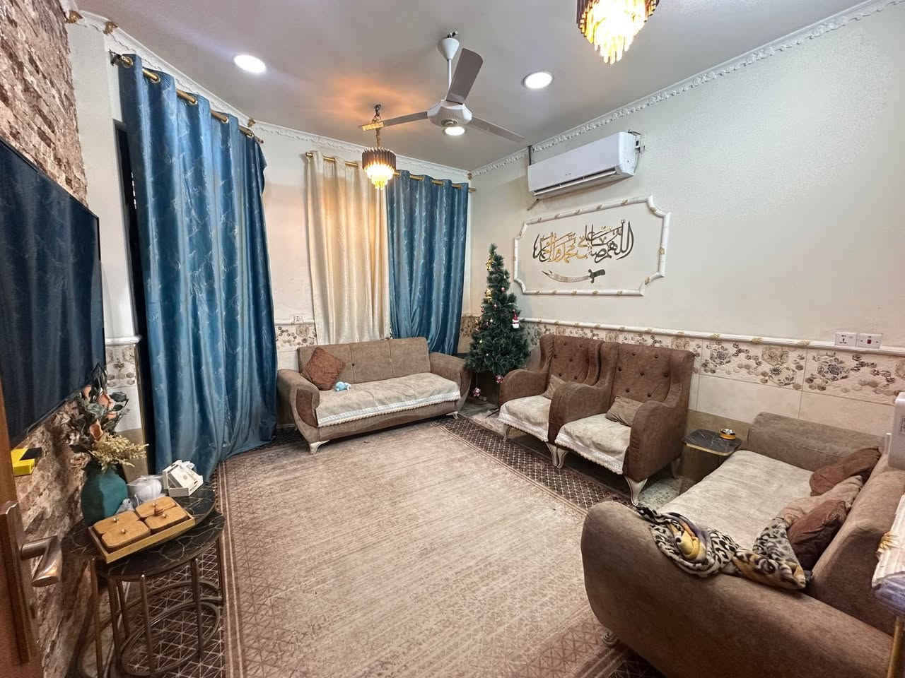 ***********/للبيع 75 متر زراعي طابو ملك صرف سند 25 حي البساتين شارع احمد الوائلي واجه 5 ونزال 15
مدخلين 
الطابق الاول طرمه+ مدخل + صاله+ حولي درج ومطبخ + منور + مجمع صحيات+ غرفة نوم 
الطابق الثاني غرفه صغيره للاطفال + مخزن + سطحين
بناء سنه 2021 بناء درجه اولى/
