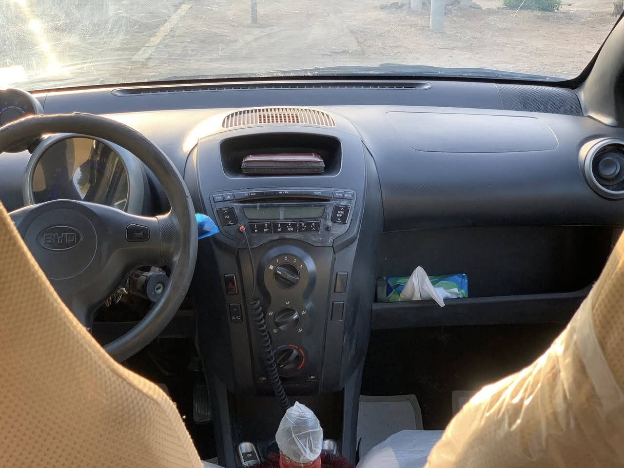 سلام عليكم بيوايدي للبيع 
موديل ٢٠١٢ سياره حلوه وجاهزه نقصها غاز  تبريد 
حلوه ونضيفه وتصل بيك خير ودلل***********
