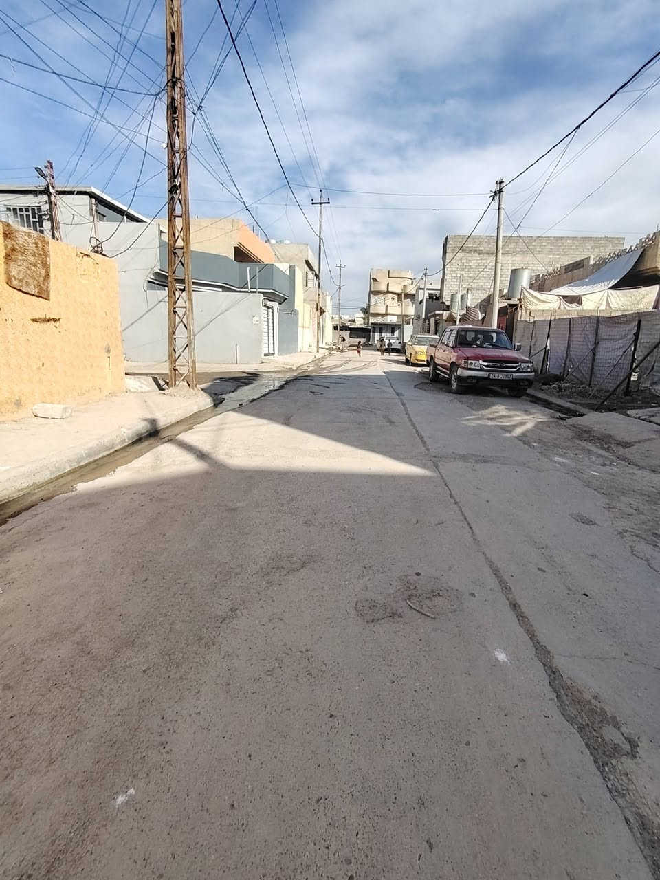 دار للبيع طابق ونص مساحه 100 متر موصل حي الانتصار 
شارع 60 خلف اسواق تبارك👉👉 سند طابو الزهور شرط 
الدار بناء حديث زيرو ستلام فوري يتكون من 3 غرف نوم
وهولين واستقبال ومطبخ وحمامين خدمات كامله تبليط السعر 90 وبي مجال للشراي للاستفسار الاتصال على الارقام التاليه 
***********
*********** وستلام فوري
