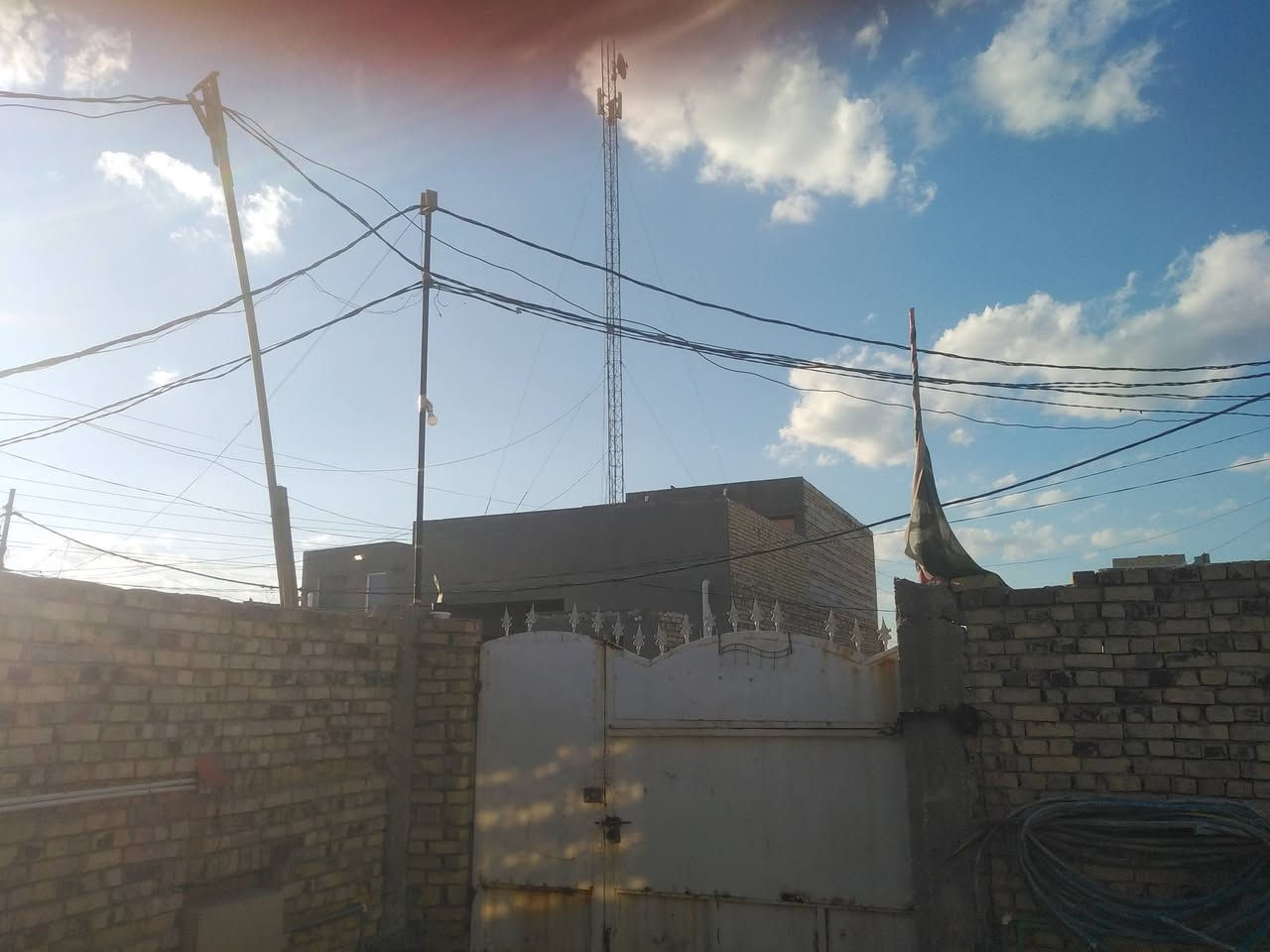 اللهم صلي على محمد وآل محمد بيت زراعي سند ٢٥ مشمول بالتطويب
مساحة٢٣٠م واجهة ١٠م ونزال ٢٣َم

غرفتين 4x5

هول كبير 4x6

مطبخ كبير 4x5

استقبال كبير 4x7

وصحيات داخلية وخارجية

وكراج يسع سيارتين

وستوتة دراجة عادية

عرض الشارع 8م

العنوان / نهاية شارع ٢٠ قرب معهد الجامعة المركزي

يباع مع الأغراض ويمكن أن يباع نصف العقار حسب رغبة المشتري

للاستفسار أكثر يرجى الاتصال على الرقم *********** بي واتساب

ملاحظة/ آني مو صاحب  العقار اني مكلف بالنشر فقط لذالك اعتذر عنر الرد على رسائل والتعليقات
