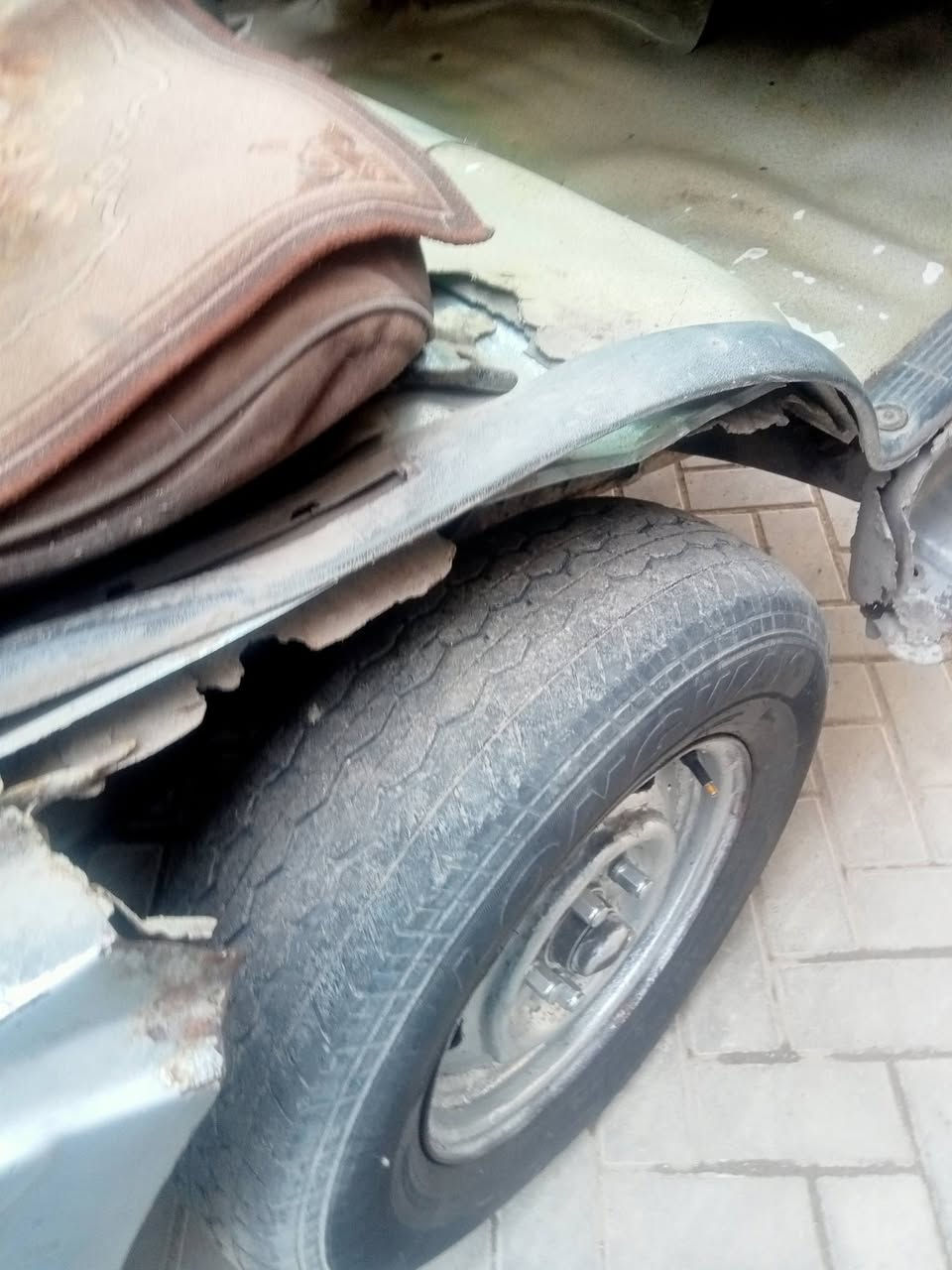 السلام عليكم فتون للبيع سيارة مجفته جديد وصدر جديد لا ضربه ولا صبغ تايرات نص عمر السياره اريده بيع او مراوس السعر16 رائعيه با العبيدي بس ماواصله هذ رقمي ***********
