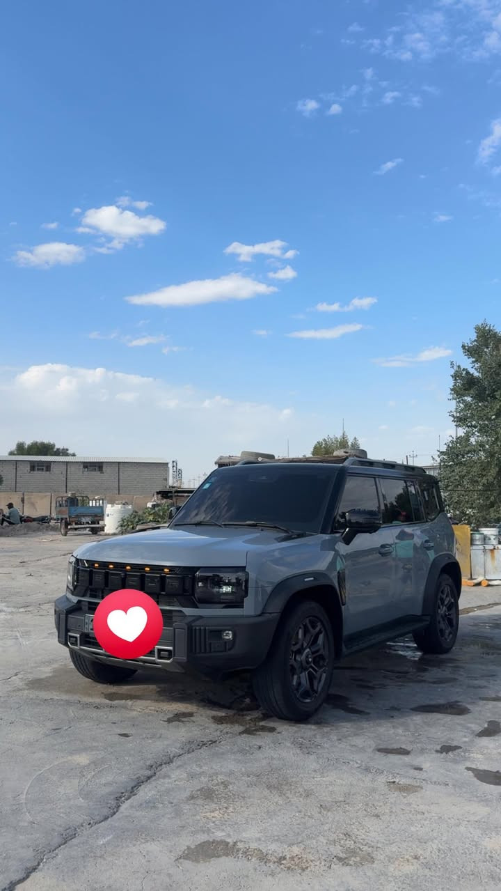 سلام عليكم للبيع جيتور T2
 فول مواصفات 
سيارة جديدة جدا ماشية37 ألف كم فقط 
المواصفات  
داخل السيارة زيتوني وكشنات جلد وحزام برتقالي
بانوراما 
حساسات امامي خلفي
كامرات 360 
تبريد قطعتين 
شاشة عرض حجم كبيرة 
ثلاجة 
تشغيل عن بعد وبصمة عدد 2 
انعكاس الشاشة 
منفذ 4 USB
مصابيح LED كافة السيارة
ناقل حركة 7 سرعات
منفذ تايب سي
اوامر وتحكمات كامل صوتية
مثبت سرعة +قياده ذاتيه
 2000 تيربو 
كشنات ترحيب عند فتح الباب وكهرباء 
تبريد كشنات 
حساس طهول المطر 
مراقبه قياس الماء للسياره 
وضعيات قياده متعدده نورمل سبورت ايكو صخور ثلج وغيرها
شاشه تدعم اندرويد اوتر وكاربلاي
صندوق شفط
وبعد هواي مواصفات بيهه 
نظام مراقبة ضغط الاطارات
ضمان 6 سنوات للسيارة و10 سنوات للمكينة والكير 
السيارة ماشية 37 الاف

عنوان السياره نجف *********** 
السعر 40 مليون وقابل للتفاوض
