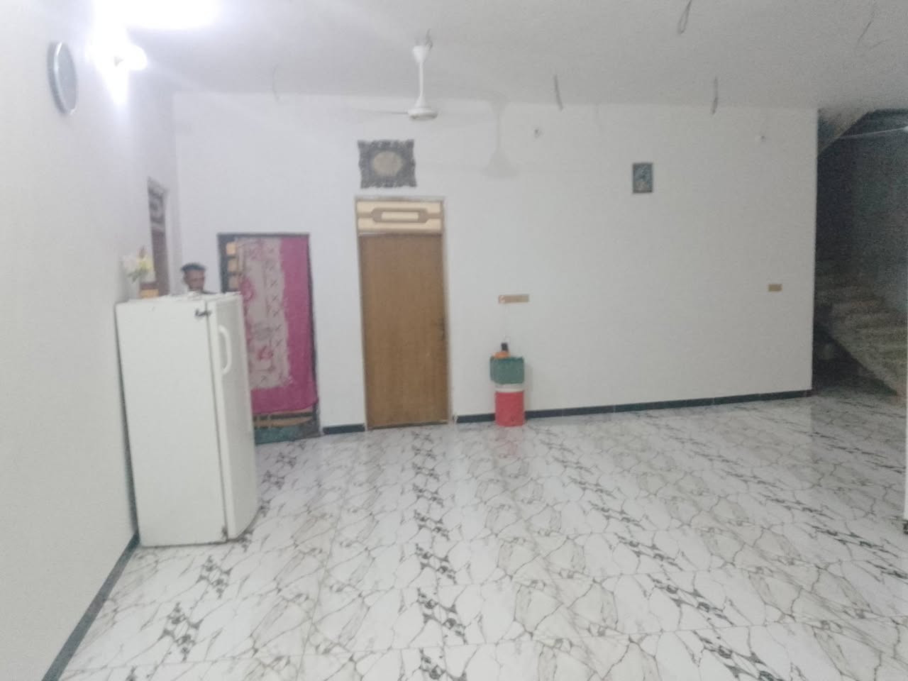 سلام عليكم بيت للبيع بحي ابو طارق مساحه 300 صب كونكريت غرفتين وصاله وستقبال صحيات الاستفسار تصال ع رقم ***********
