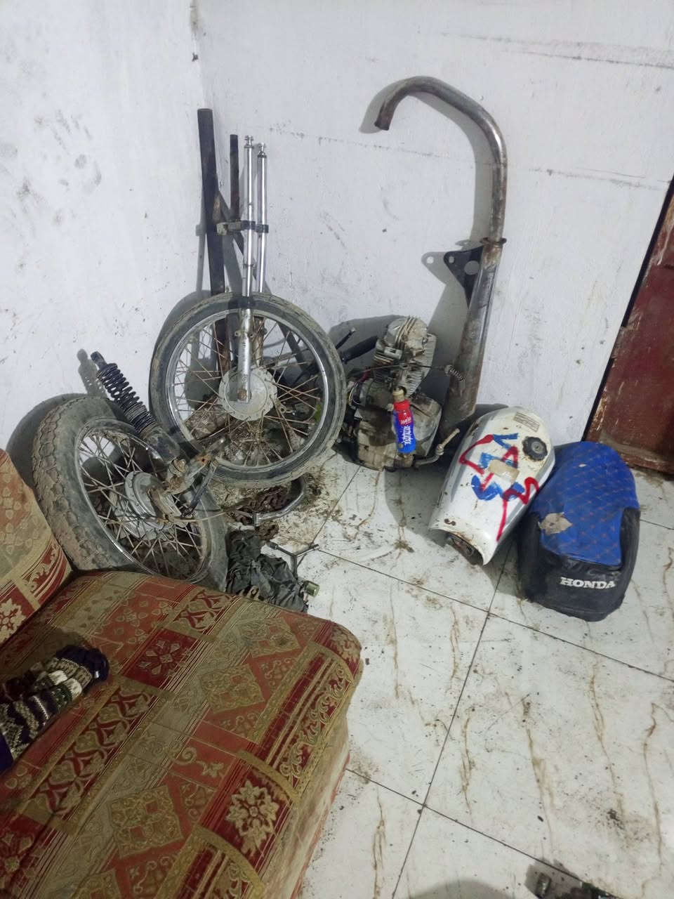 سلام عليكم غراض دراجه يراني ومشه ودبلات وره ورنكه وراه كامله ومنفوخه ويل كدام بس عوزع تاير كزوز وتانكي وكشن ومكينه مال ستوته بس دبلات ماهن وياهن سعر 80 تواصل هاذ رقمي بي واتساب ***********
