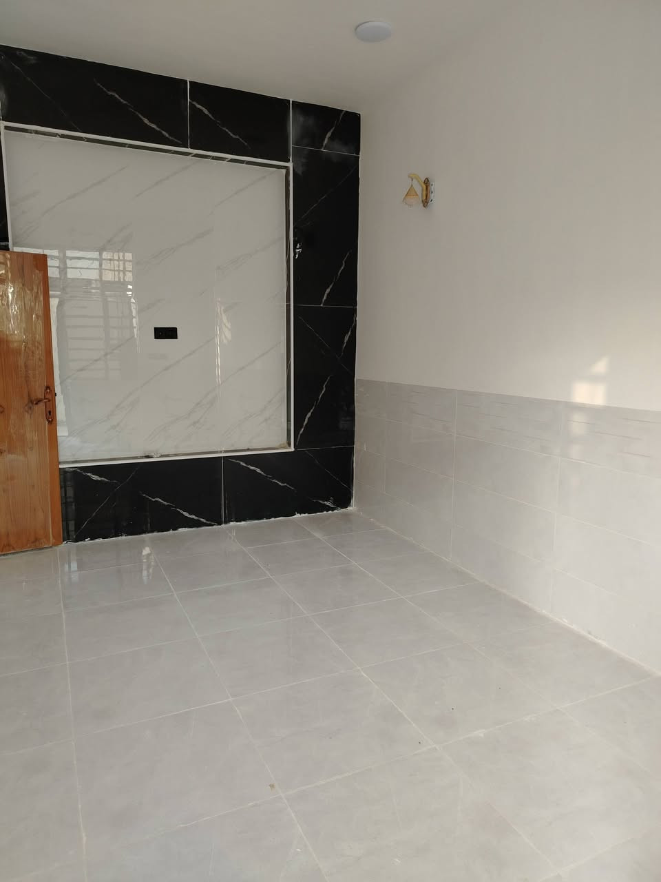 بيت بنداء مساحه 100متر كونكريت قريب جدا على شارع المجمعات شغل درجه اولى اللواح سيراميك وبورسلين بايات مرمر سبالت نظام تقطير شغل جناي مو تلزيك سعره 75 مليون


**إذا كنت صاحب هذا الإعلان وتريد حذفه لأي سبب، رجاءا أرسل رسالة إلى الدعم الفني**