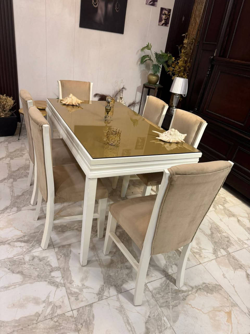 طاولة سفره 6 كراسي 🪑Full modern ✅
راقيه و مميزه جداً 🤍✨
خشب زان 🪵 بالكامل ✅ 
لوح زجاج برونز حراري للحمايه من الخدوش ✅
استعمال بسيط جداً " لا يُذكر " بحال الوكاله 🤍✅
(( بسعر لقطه 🏷️ ))
 .


**إذا كنت صاحب هذا الإعلان وتريد حذفه لأي سبب، رجاءا أرسل رسالة إلى الدعم الفني**