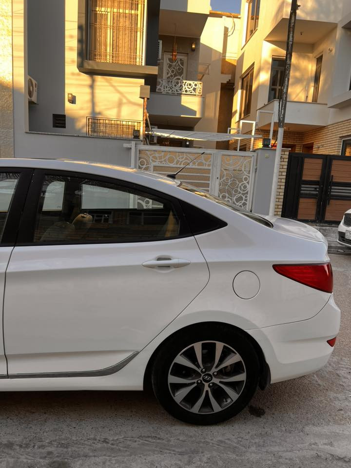 السلام عليكم 
اكسنت 2016 خليجي مكفولة من الضربة والصبغ 
مواصفان السيارة بلو 
فتحة سقف تحكمات خمسة ويل كب 
مكينة 1600 دوش خمس تجاوي 
ماشية 130 الف 
السيارة جاهزة من جميع النواحي 
مكاني بغداد / الكرخ 
السعر 115 
رقم الهاتف ***********
