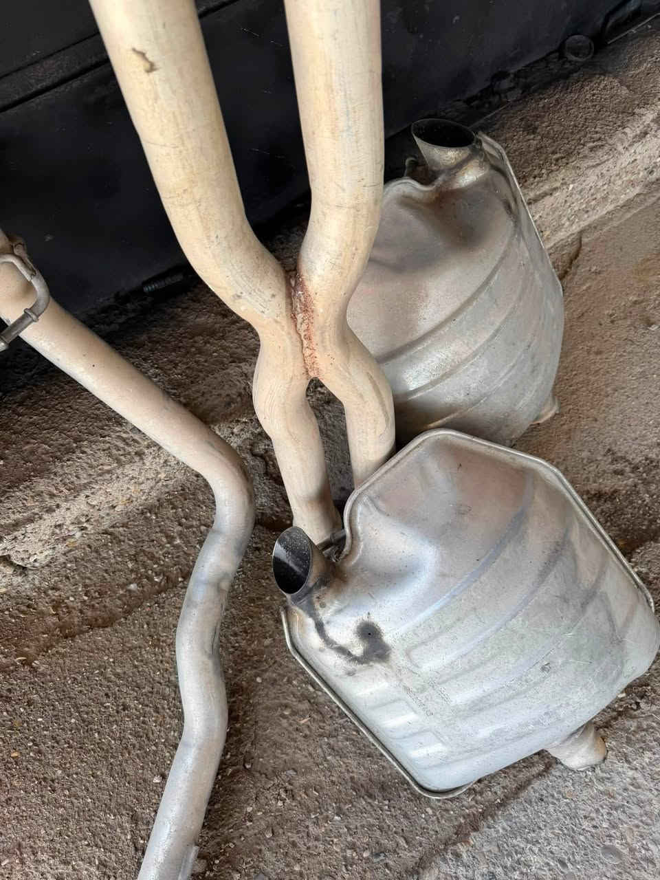 السلام عليكم
اكزوز وكالة شركة FAURECIA مفتوح من كرايسلر s300 HIMI موديل 2022
الاكزوز كامل مابيه اي تعديل ولا كص ولا لحيم وكالة شرط
للبيع :***********
