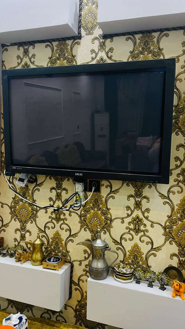 تلفزيون عدد 2 شاشه 50و 32 اصلي شرط الشغل. ***********
