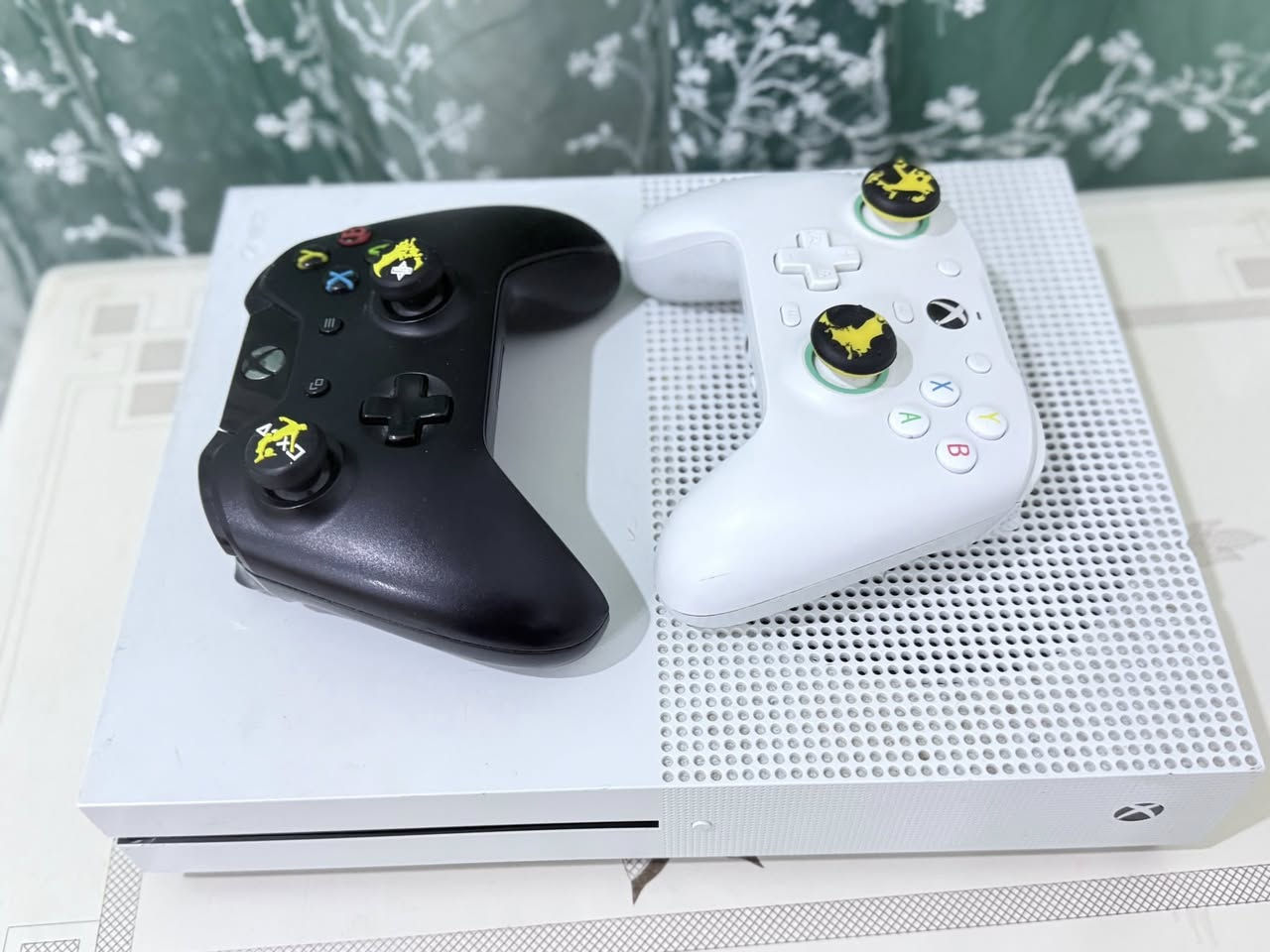 سلام عليكم عندي اكس بوس وان اس نص تيره يجي جهاز مامفتوح يجي وياه يدتين وحده اصلي وتاني كيم سير سعره180وبي مجال رقمي***********
