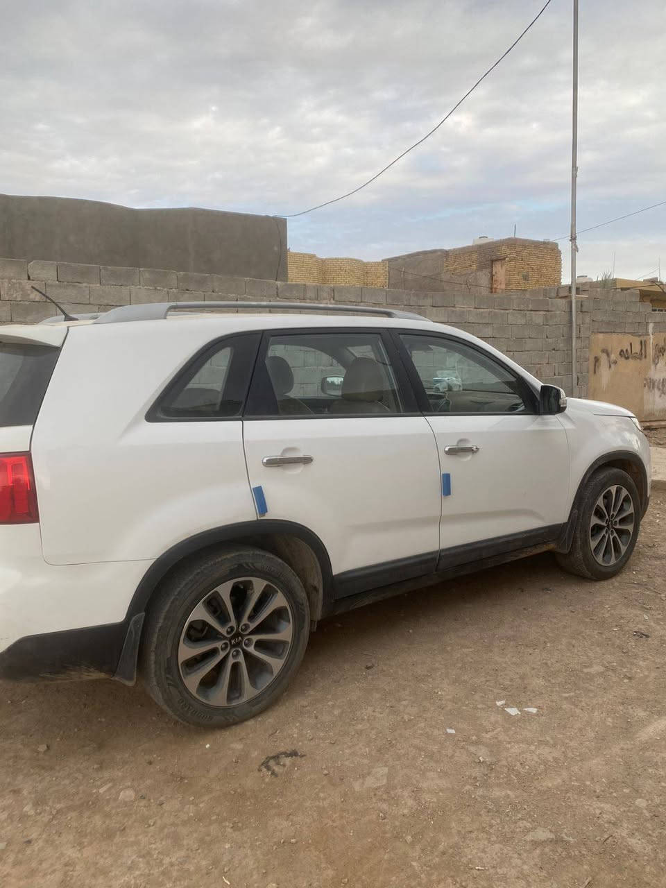 السلام عليكم سيارة سورنتو للبيع موديل 2014 سيارة جاهزة حدادية جاهزة كير ومكينه جديد وارد خليجي كل نقص مابيها مواصفات نص فول حجم المكينه 4سلندر 2400 
7راكب  للاستفسار عل رقم ***********
