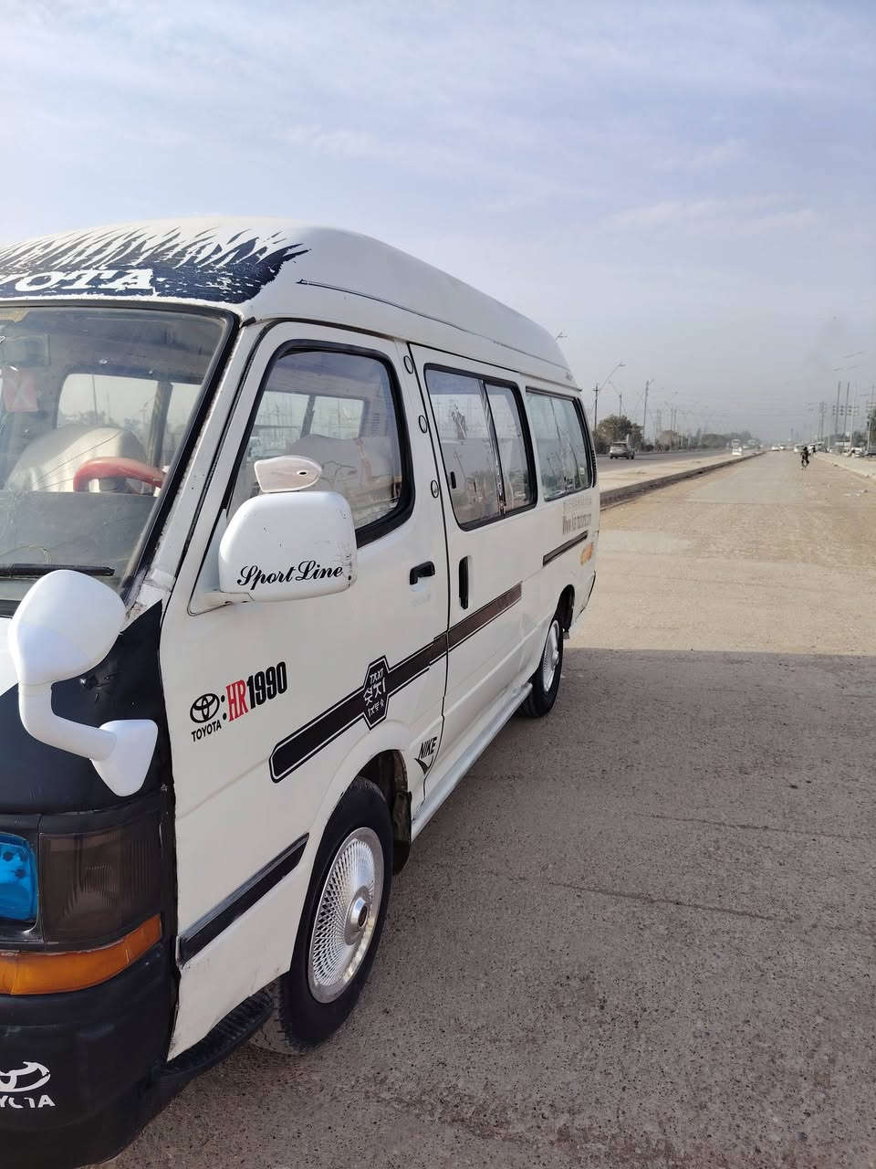 السلام عليكم من رخصه الادمن المحترم تويوتا هايس للبيع رقم بغداد ف كير ومكينة ونجي ستة نظيفات كلش واكسل شواصي مكفولات السيارة شرط الوكالة عنواني ديالى السعر 26غير متواجد على الفيس الشراي يتصل ***********
