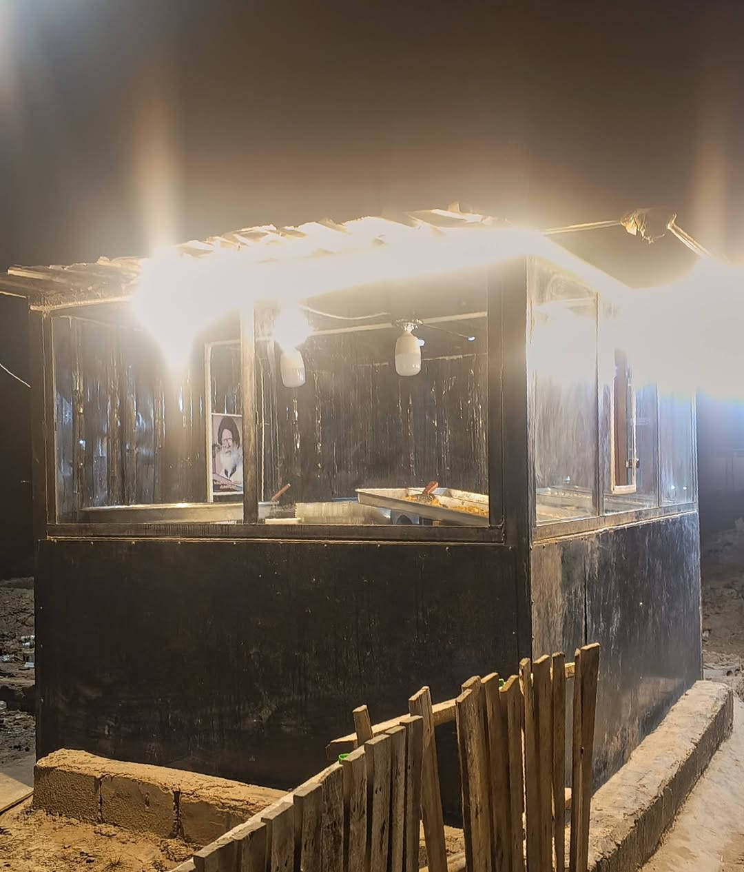 السلام عليكم 
كشك للبيع يصير كافتريه ومحل حلويات وكذالك لاصحاب المواكب  تواصل واتساب  او اتصال بل رقم ‏‪***********‬‏
