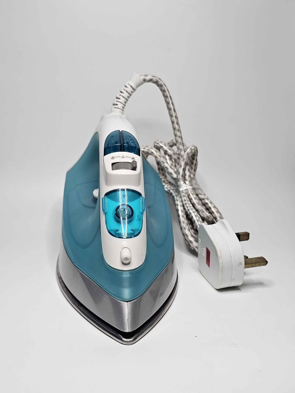 مكواة بخارية (Steam iron)
مكواة ألمانية الصنع
بخاري مائي  يعمل على كهرباء 220 فولت 
نضيف جدا 
متجر إكسبو Expo
لبيع الأجهزة والبالة الأوروبية
التوصيل للأماكن القريبة في الرصافة مجاناً
توصيل المحافظات والأماكن البعيدة 5000 آلاف
للتواصل:
***********
الصفحة الرسمية على الفيس بوك:
(متجر إكسبو Expo) بغداد, العراق

