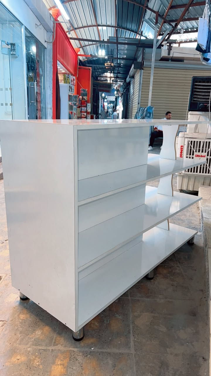 السلام عليكم فاترينه(وسطيه) للبيع مستعمل نظيف جداً استعمال فتره قليله خشب ndf افضل  الانواع للاستفسار الاتصال /***********. سبب البيع غيرت الديكور
