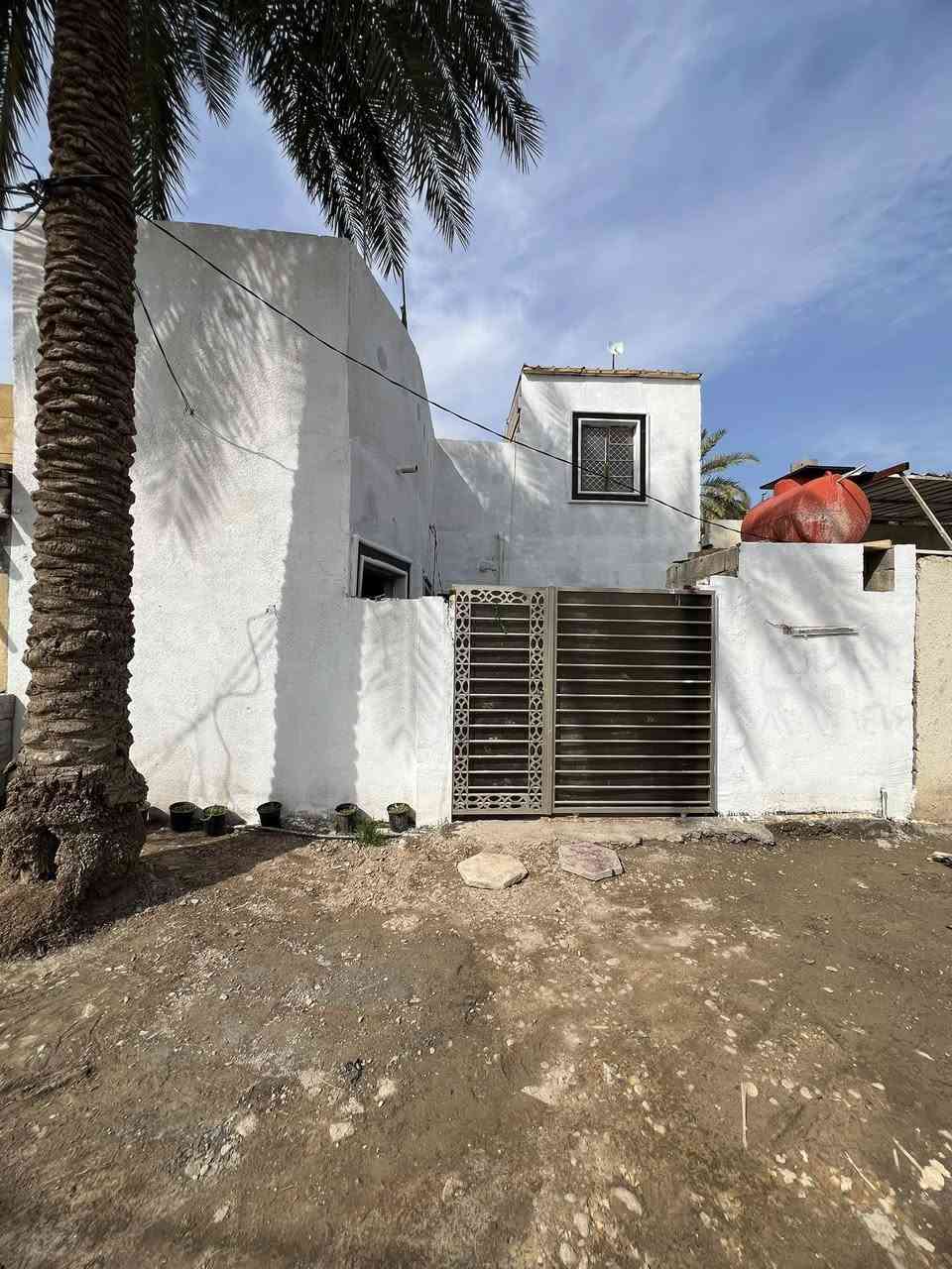 السلام عليكم بيت للبيع في حي السره بي غرفه ومطبخ وصاله وستقبال صحيات داخلي وخارجي مولد خارجي مجاري كله جاهز البيت عكاده بناء جديد اي استفسار اتصال ***********
