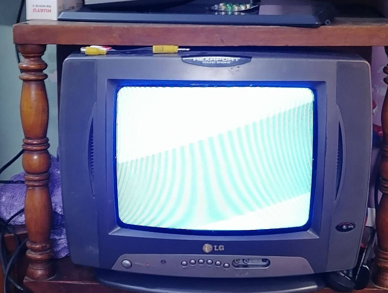 تلفزيون LG حجم 14 السعر 15 ملاحضه بي ضربه صغيره بل شاشه بغداد الامين ماعندي توصيل ***********
