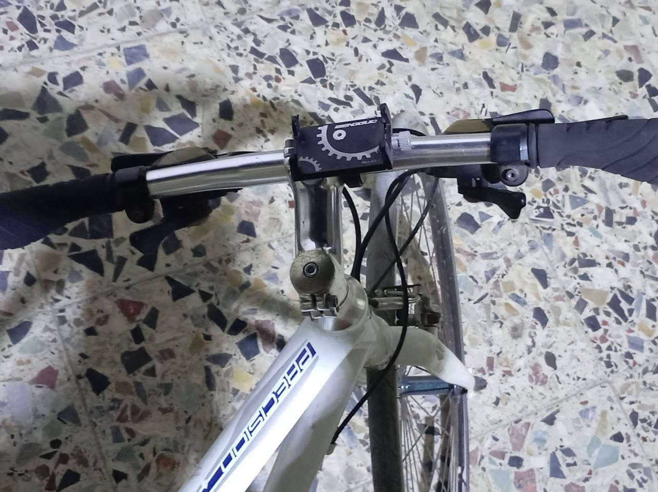 بايسكل بالة
حجم 27 كلشي مابي بريكات شغاله عكرب يبدل
وتايرات نضيفات البايسكل اي عطل ما بي
مكاني بغداد الرئاسه مال عبيدي
الرقم واتساب فقط : ***********
