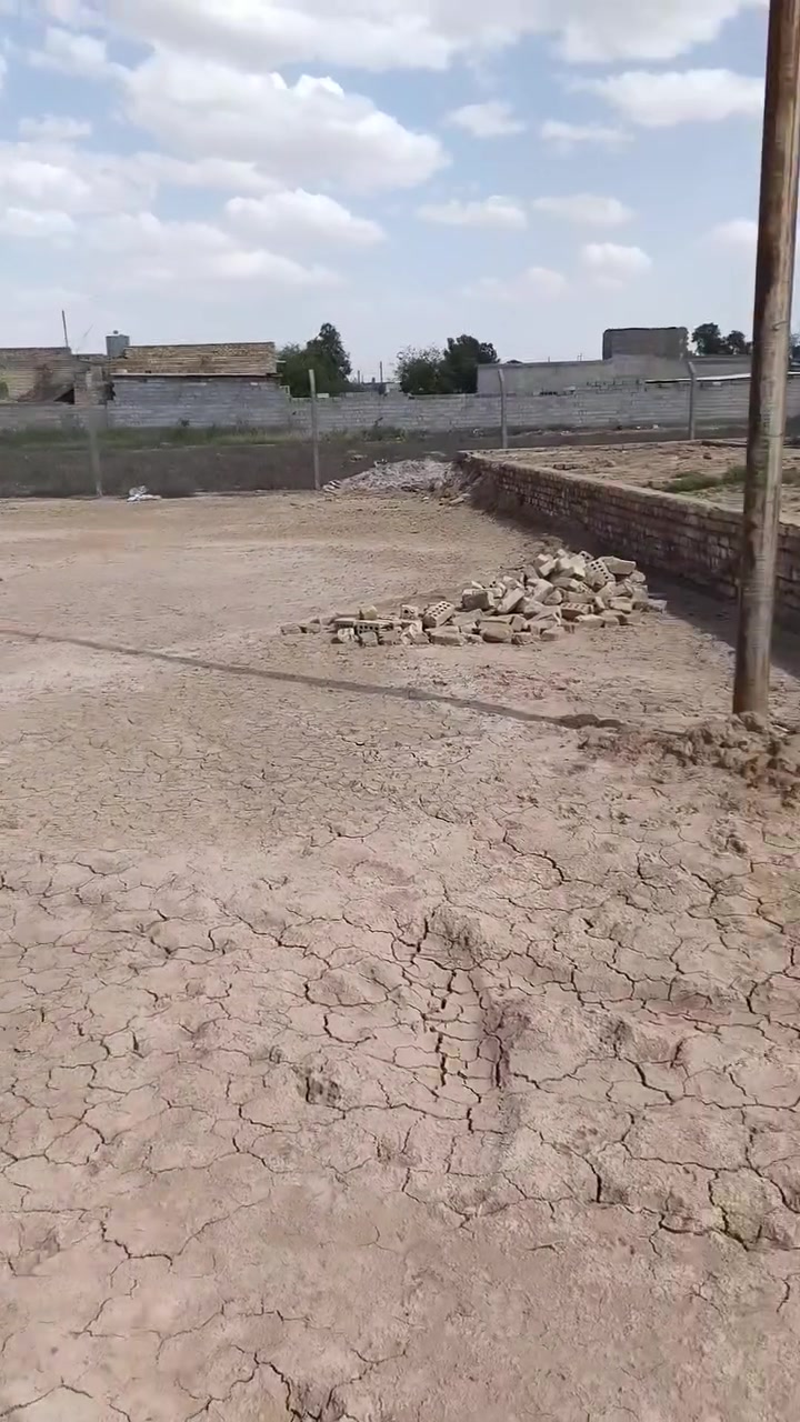 السلام عليكم قطعه ارض للبيع مكان شارع ابو احمد مقابيل شارع 20 الفرع مالها ثمانيه واصله الكهرباء ومي***********
