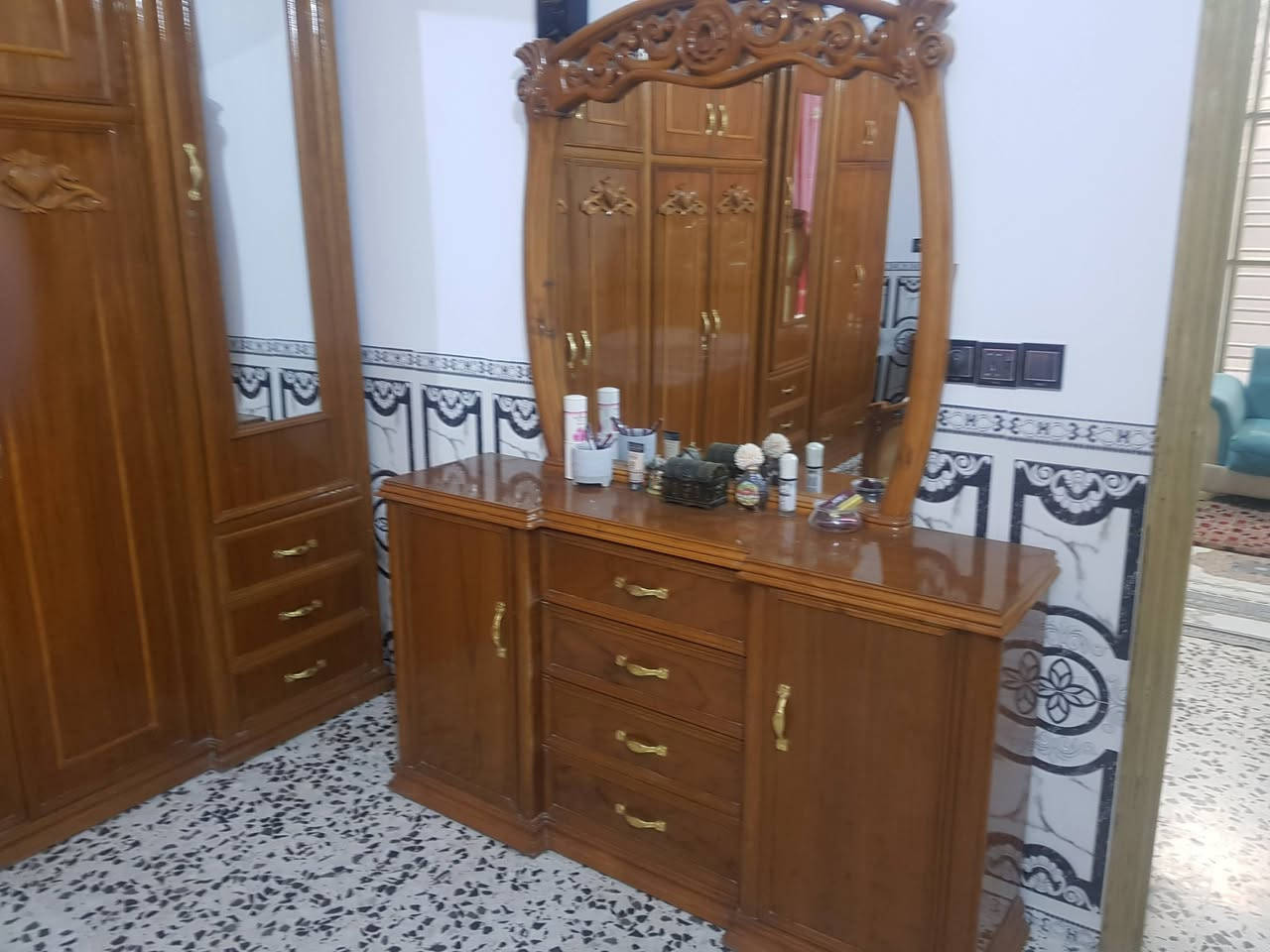 السلام عليكم اثاث بيت كامل للبيع نضيف جدا مبايل ***********
