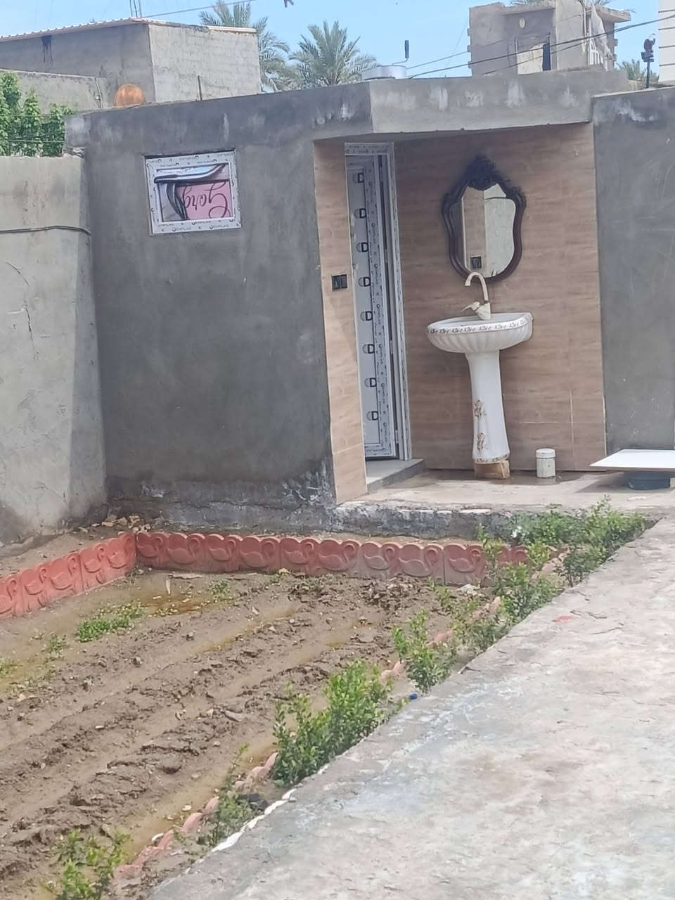 بيت للبيع  مساحه 200 متر طابو زراعي سند 25 تحويل مباشر حديقه  وكراج سياره ستقبال 2 غرف نوم  مطبخ كليدور مجمع صحي داخلي صحيات خارجيه بيت متعوب عليه شغل درجه اوله السعر120 بي مجال قليل حله  ورديه خارج  يبعد عن الشارع العام 600 متر حي سكني كافة الخدمات شارع سبيس عرضه8ونص متر /***********
