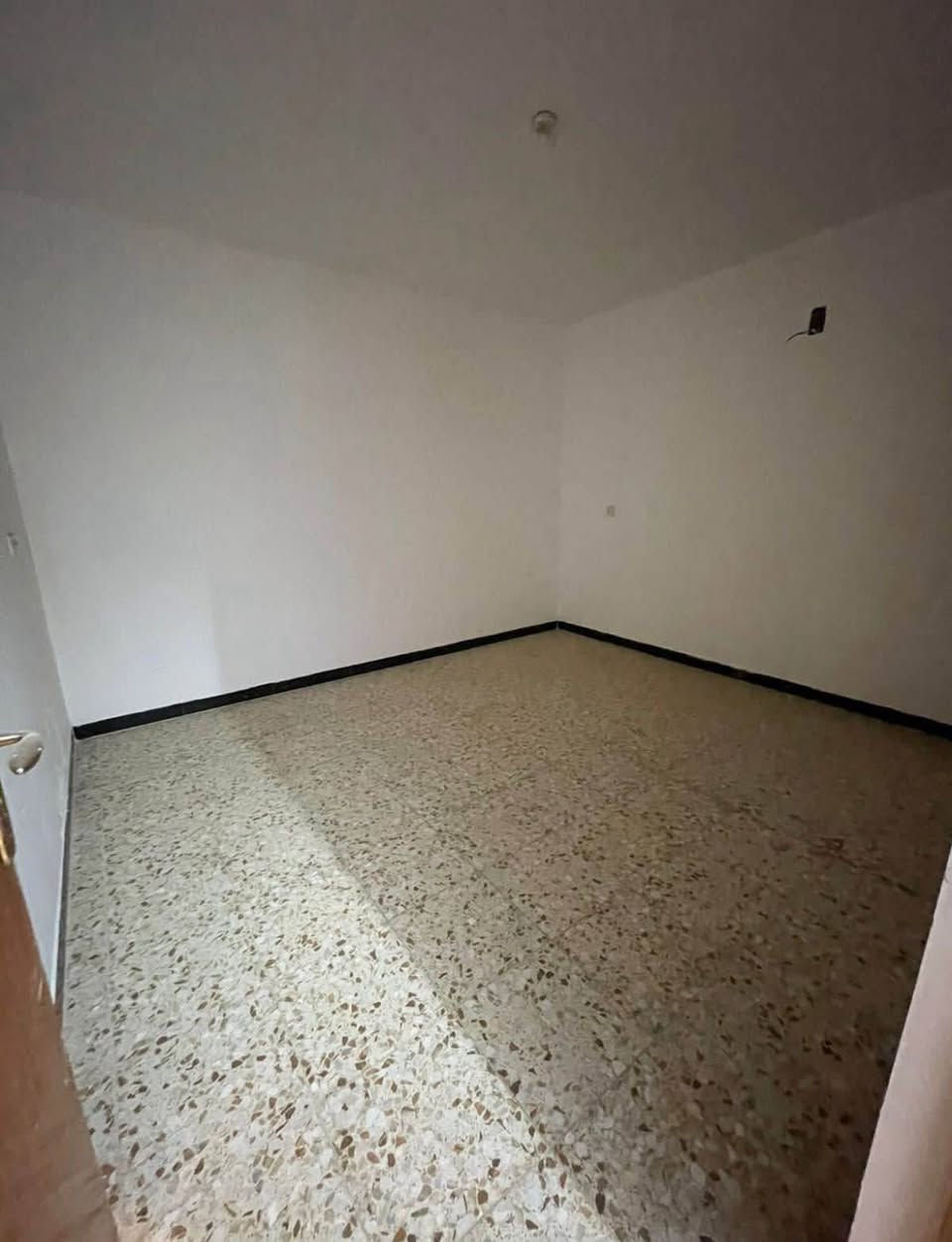 🔴شقة للايجار في الكرادة🔴
📍الموقع : كرادة - تقاطع المسبح- خلف وفر
🔷المساحة 100 متر 🔷
🔷طابق ارضي 🔷
🔷تحتوي على غرفتين وصالة ومطبخ وحمام 🔷
🔹حالة الشقة : بناء جديد🔹
🔹سعر الايجار : 900 الف 🔹
🔹يصلح ايجار : عوائل/ شركات/موظفين🔹
————————— 
🏢 شركة المستقبل للاستثمار والتسويق العقاري 
🔺نستقبل كافة عروضكم وطلباتكم 
🔺للاستفسار : 
***********
