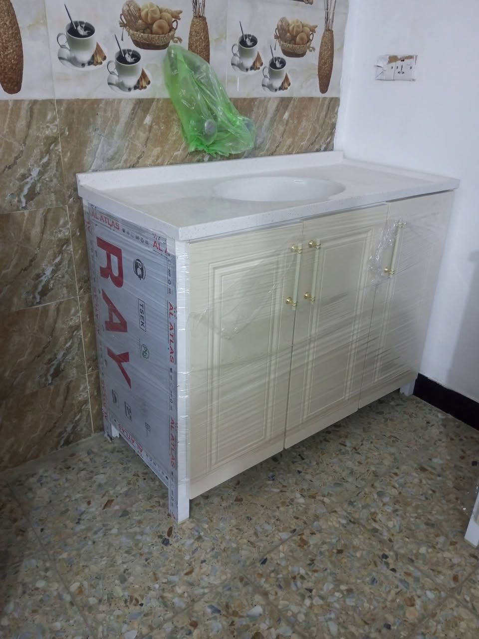 السلام عليكم
كاونتر الداخل المنيوم والخارج hdf داخل الالمنيوم محشه خشب و٣ نرماده الابواب 
قياسه متر ونص والسنك متر وعشرين 
سعره ٨٥٠ جديد غير مستخدم 
***********
