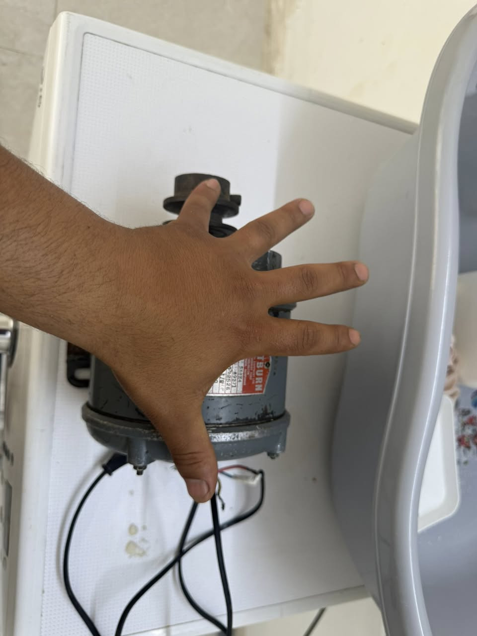 ماطور انكليزي بهذا الشكل كاتم وعبلاد الي يخدمه يخابر ***********
