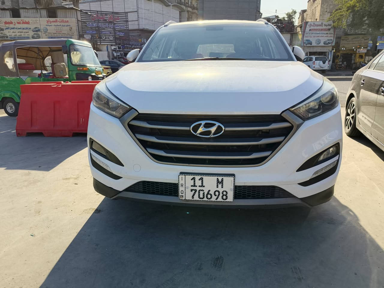 السلام عليكم
توكسان ٢٠١٦ خليجي شكل ٢٠١٨ الحديث محرك دوش المرغوب
السيارة جديده  ونظيفه مابيها لا صبغ ولا شخط
ثلاثه انظمة قيادة(سبورت /ايكو /اعتيادي) 
مرايه كهرابائيه 
تبريد قطعتين خلفي وامامي
حساسات خلفيه وكامره 
سيارة مكفولة كفاله عامه ماشية(١١٧) 
السونر موجود بالصور
السعر ١٨٠ وبيها مجال حك الجيه
للتواصل ***********
