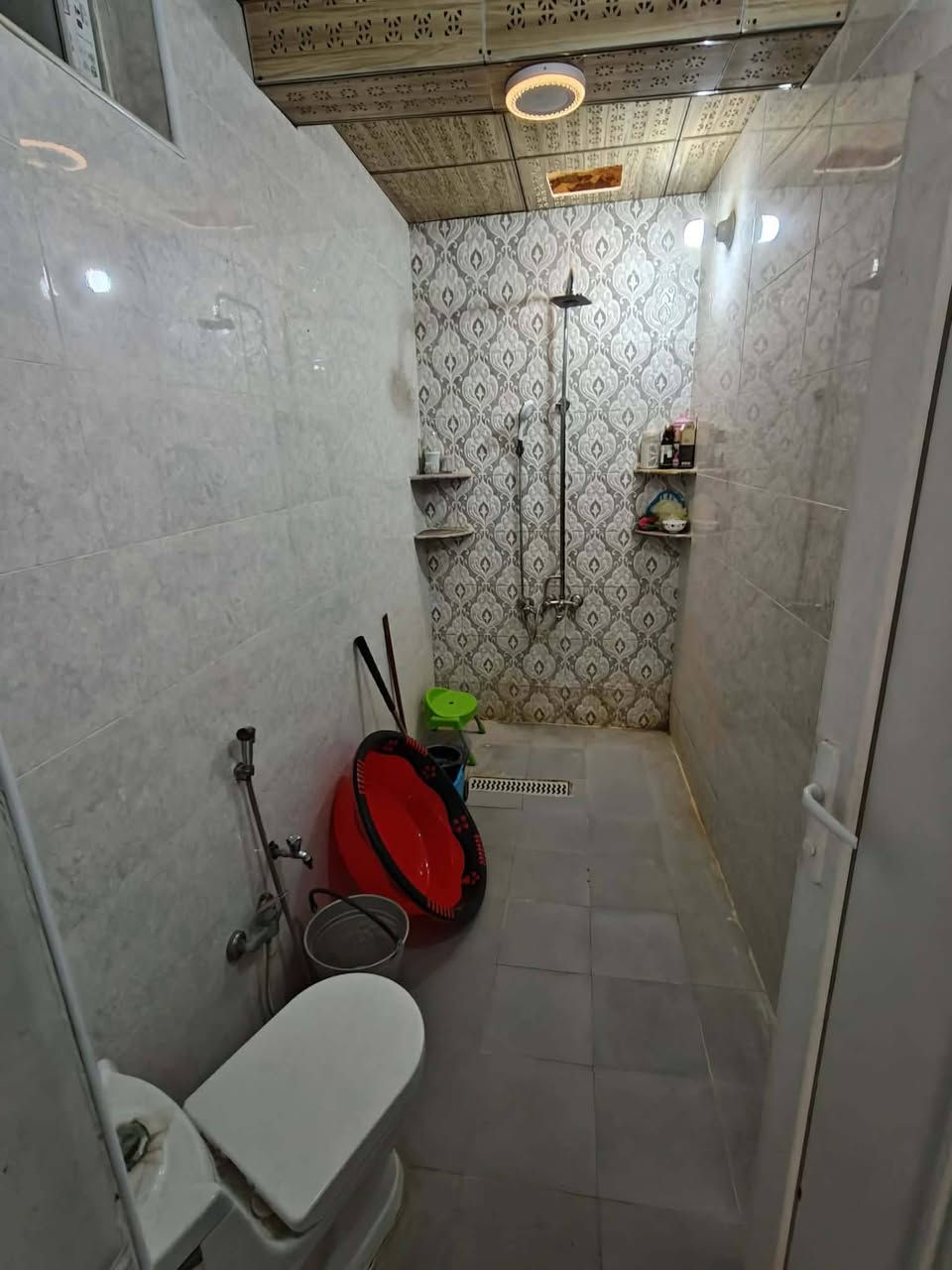 سلام عليكم
مساحة 112 م² ركن (داخل الفرع ) 
يتكون من طابقين 3 غرف 
الارضي غرفة نوم و صالة و استقبال و حمام و مطبخ 
الطابق الاول 
غرفتين فقط 
السعر خاص او لاتصال ***********
