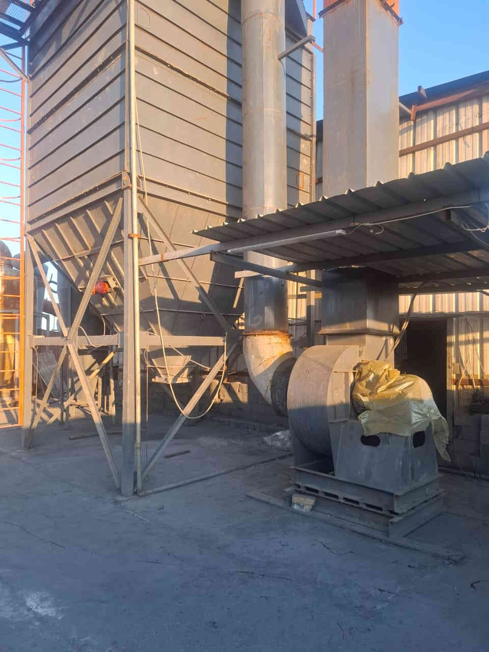 سلام عليكم معمل صهر الالمنيوم والفافون الثقيل مع فلتر تنقيه دخان مع خباطه تصفيه الخبث مع اله تعبئه الالمنيوم والفافون الثقيل المعمل جاهز للعمل
للاتصال ***********
