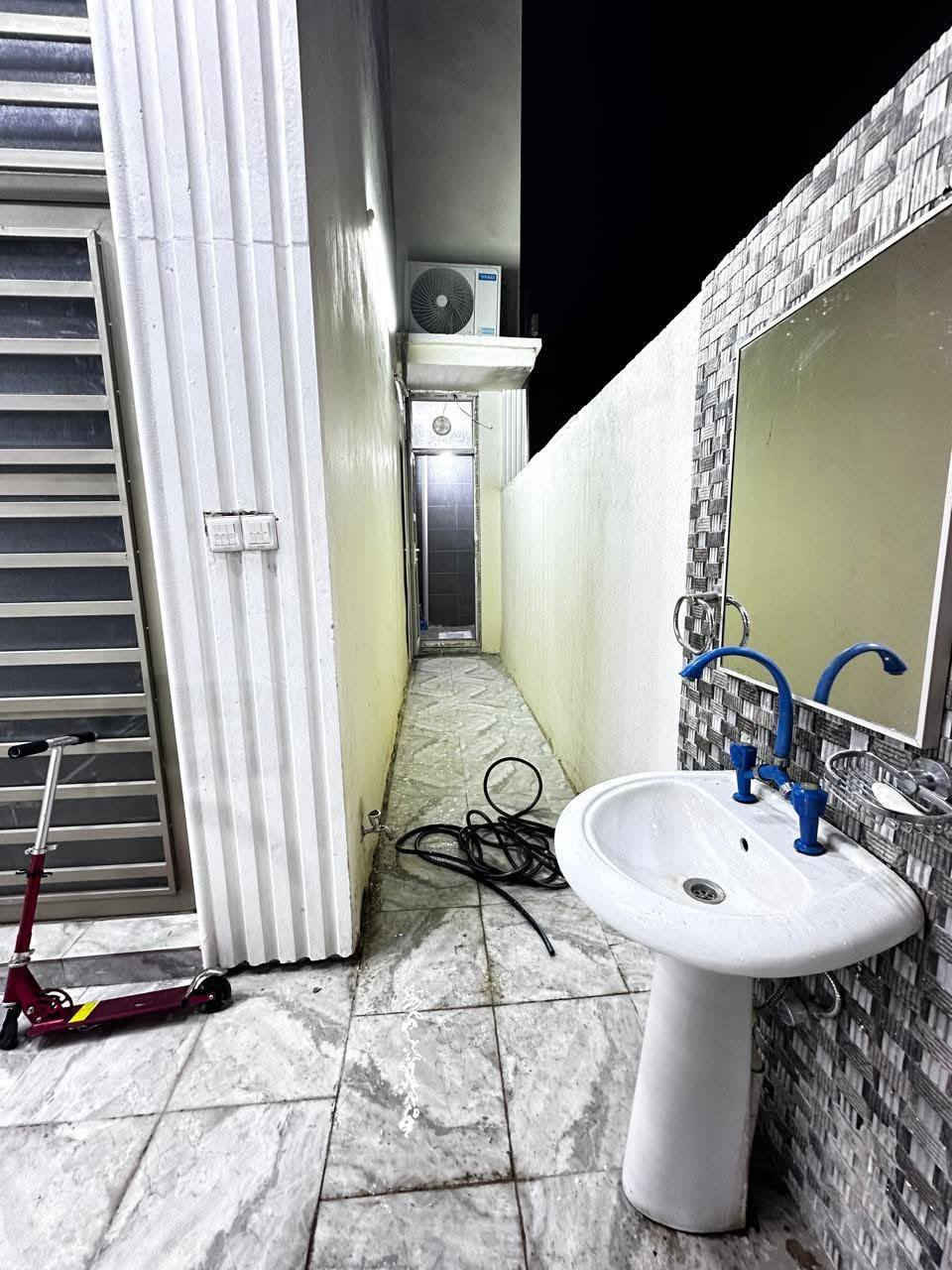 بيت للبيع طابو زراعي قرار  ٢٥ ركن عل شارعين كامل خدمات المساحه  ١٩٠ متر المدائن الاحظاريه قرب أسواق استاذ ياسين بيت مفول بي اربع غرف نوم 
للإستفسار أكثر  ***********
