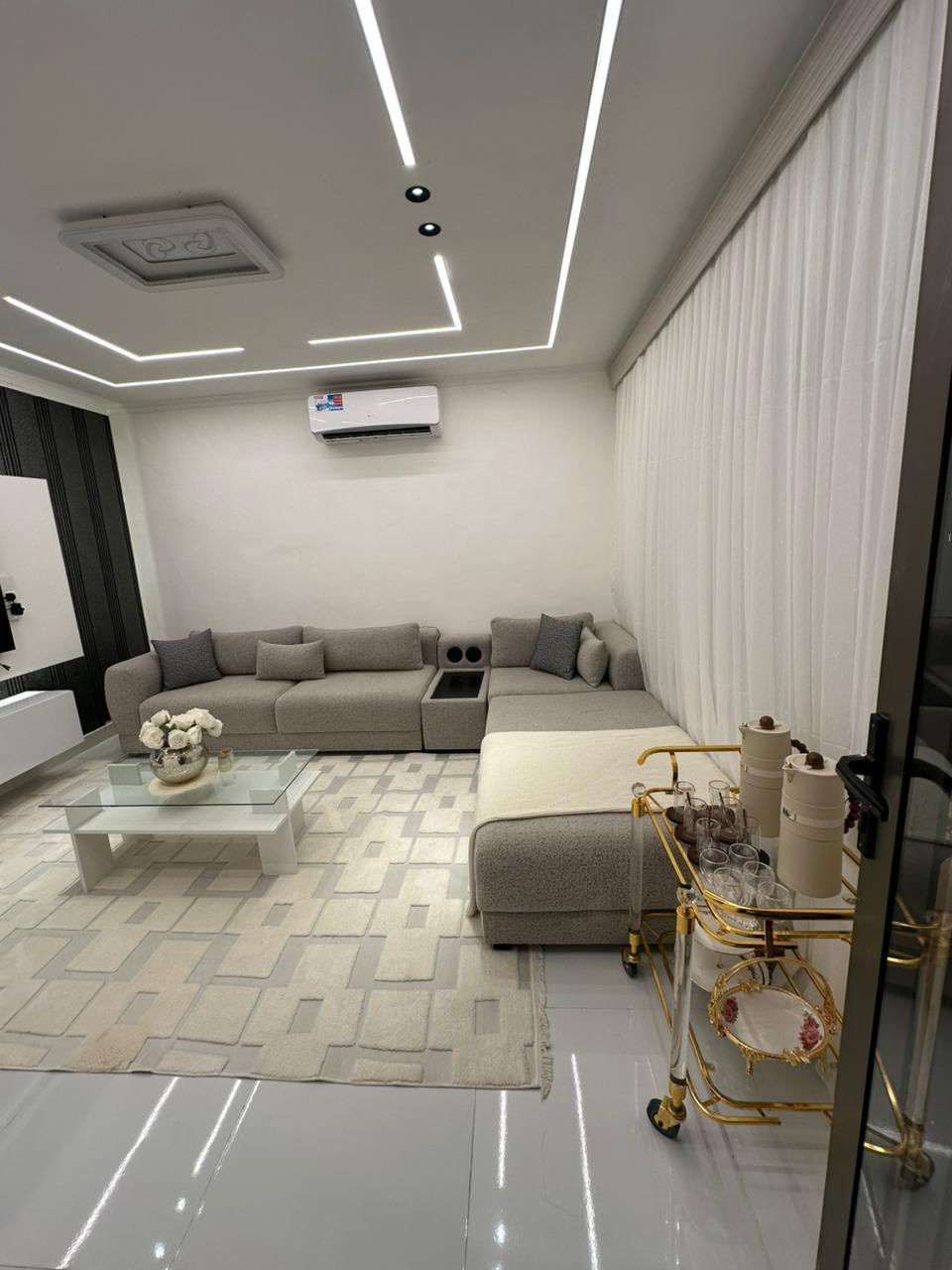 🏠 دار سكنية فاخرة للبيع (مرممة درجة أولى) 🏠
يعلن مكتب عقارات رافد عن توفر دار سكنية مميزة في(منطقة نواب ضباط)، .
📍 الموقع:
• المنطقة: نواب ضباط.
📐 مواصفات العقار:
• المساحة: 200 متر مربع.
• حالة الدار: مرمم بالكامل (ترميم درجة أولى).
🌳 التفاصيل الخارجية:
• كراج واسع للسيارة.
• حديقة كبيرة بتصميم جميل.
• شلال مائي.
• ركن خاص للمشاوي (باربكيو).
🏠 التقسيم الداخلي:
• الطابق الأول: غرفه نوم + ديوانية + صالة استقبال + مطبخ بنظامين (حار وبارد) + مجموعات صحية (نظام غربي كامل).
• الطابق الثاني: 3 غرف نوم واسعة + صالة + لوندري (غسيل) خاصة.
📞 للاستفسار والتواصل:
يرجى الاتصال على الرقم التالي:
📱 ***********
موقع المكتب: نواب ضباط - مقابل المستشفى العسكري.
(مكتب عقارات رافد)
وحياكم الله وكل الهلا بيكم.. نتشرف بزيارتكم! 😍🤍
