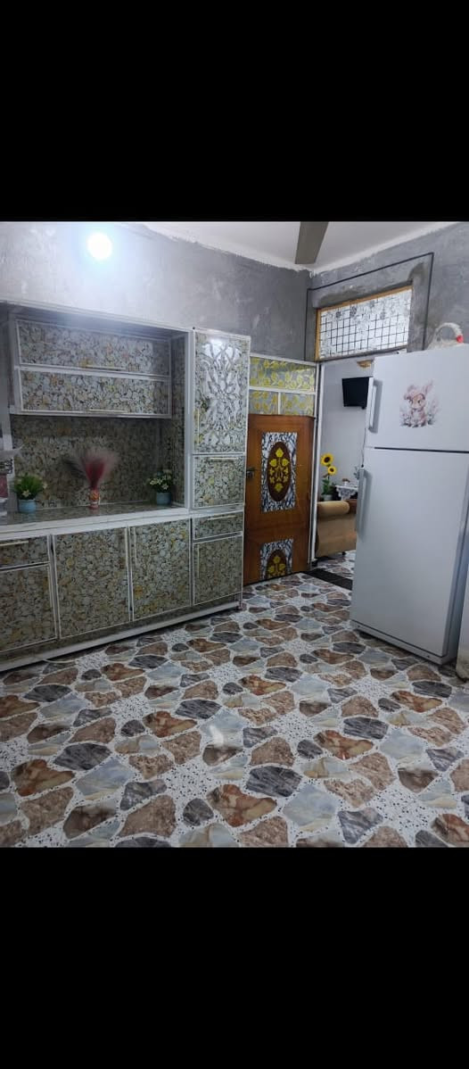 السلام عليكم بيت 300 متر بي3غرف نوم خدمات داخليه وخارجيه بوب الشام قريه ابو عليان منطقه تبليط ومجاري منطقه زراعي بناء حديثه سنه 2024السعر خاص رقم الهاتف ***********
