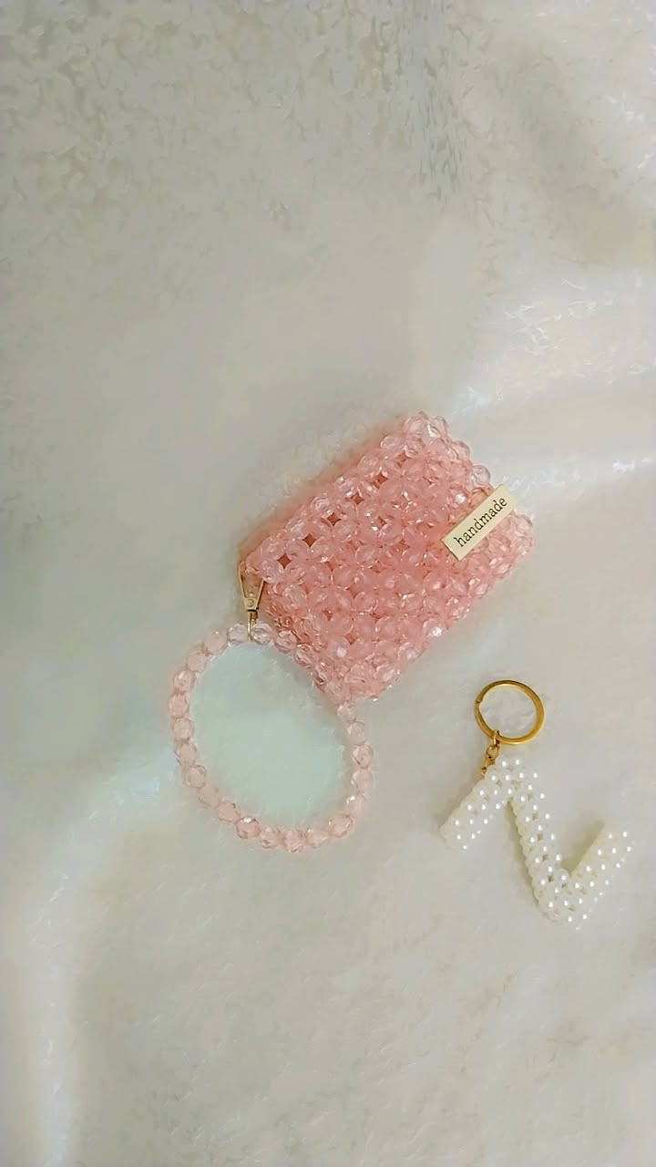 🌸 قطعة مميزة من لمسات الهاند ميد 🌸
أضيفي لمسة من الأناقة والرقة إلى إطلالتك مع هذا التصميم اليدوي الفريد المصنوع بعناية من الخرز اللامع بلونه الوردي الناعم. ✨
💖 تصميم أنيق وفريد
💖 صناعة يدوية بإتقان وحب
💖 مناسب للهدايا والمناسبات الخاصة
💖 قطعة تجمع بين الجمال والتميز ❤️ سعر قطعه ٧ الف 
📩 للحجز والاستفسار راسلينا عبر الصفحة. يوجد توصيل لجميع محافظات العراق ٥ وداخل هيت الف 
#هاند_ميد #شغل_يدوي #اكسسوارات_خرز #هدايا_مميزة #صناعة_يدوية #أعمال_يدوية #منتجات_هاند_ميد #أناقة_وفخامة 🌷✨


**إذا كنت صاحب هذا الإعلان وتريد حذفه لأي سبب، رجاءا أرسل رسالة إلى الدعم الفني**