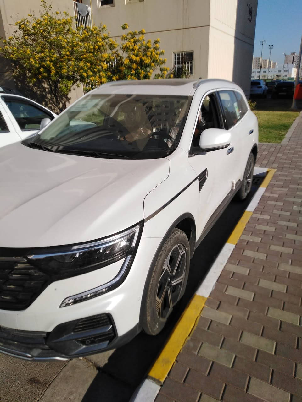 السلام عليكم 
من رخصت مسؤول الكروب
رينو كوليوس موديل ٢٠٢٥
االشكل الجديد علامة سودة
زيرو فول مواصفات
ماشية ٦٤٧كلم فقط
محرك ٢٥٠٠ تنفس طبيعي
كير محرك نيسان ياباني بلادي
رادارات ٣٦٠ درجة 
اشاير بالمري
فتحة سقف
اربع دسكات
انارة محيطية خمس اللوان اللوان
٣ انظمة قيادة
لد نهاري  
فتح الصندوق بحركة القدم
قطعتين تبريد
كشنات جلد 
تحكم ستيرن جهتين
شاشة لمس 
وبعد بيها هواي مواصفات
بيع او مراوس حسب القناعة
للااستفسار ***********او على  الواتساب
