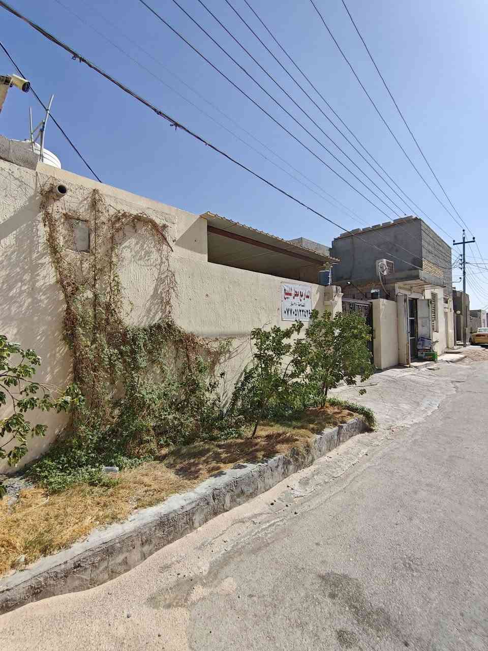 دار لبيع مساحة 250م طابو سند25 مكان الطبر شارع المخازن قرب البوابة يحتوي المنزل على استقبال+صالة+غرفتان+صحيان+مطبخ+
حديقة خلف وامام المنزل السعر(75) اتصال: 
‏‪ 0770 512 3429‬‏: ‏‪0780 372 1830‬‏

