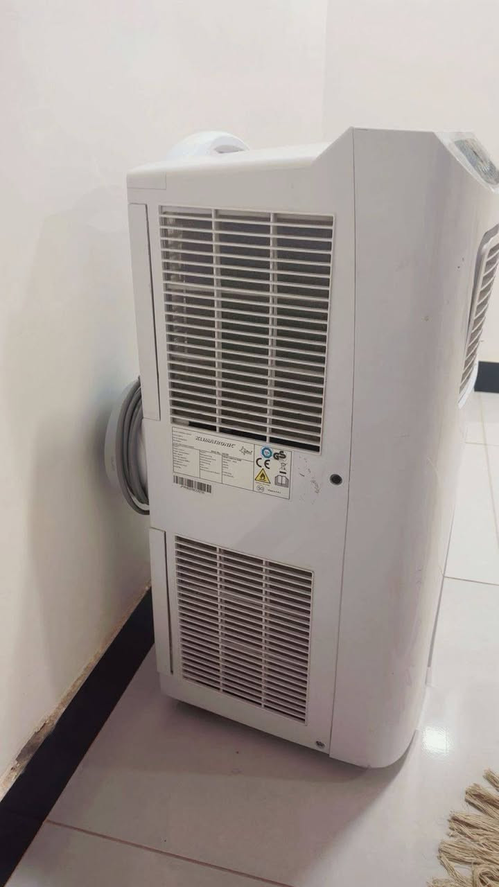 سبلت يشتغل مولد وطني طن ونص تقريبا وبي ريموت وبي برنامج يشتغل عل موبايل يعني عل نت وبي مروحه خارجيه
سعر 200  
***********
شغال على فحص
