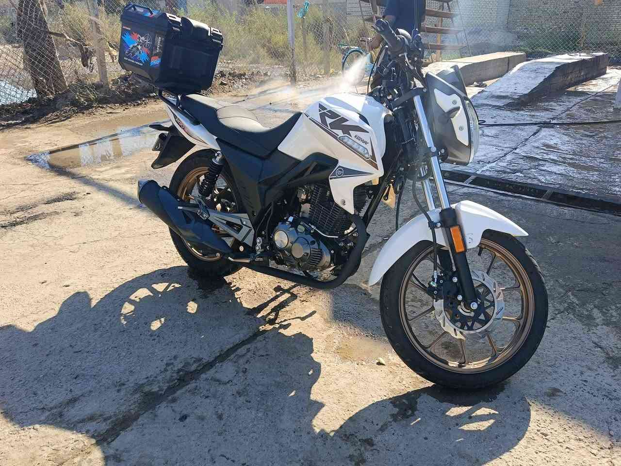 🚨 للبيع – دراجة RK 200 موديل 2025 🚨
للبيع دراجة RK 200 موديل 2025 بحالة ممتازة جدًا، استخدام خفيف ونظيف، ما بيها أي حادث أو ضرب.

✔ أوراق كاملة – رقم أربيل

🔹 المواصفات:

🔸 سعة المحرك: 200cc

🔸  تبريد هوائي

🔸 جير عادي 5 سرعات

🔸 تشغيل سلف + هندر

🔸 نظام  كاربراتير

🔸 صرفية بنزين اقتصادية جدًا

🔸 فرامل دسك أمامي

🔸 مساعدات أمامي تلسكوبي + خلفي مزدوج

🔸 عداد ديجيتال

🔸 إنارة قوية 

🔸 صندوق خلفي كبير جي اس

🔹 الحالة:

✔️ مكفولة موديل 2025

✔️ ماشية قليل

✔️ ماتحتاج أي صرف

✔️ جاهزة للاستخدام فورًا

✔ بعدها بضمان الشركه

سعرها بالسوق يوصل أكثر من هذا حسب الحالة،

لكن معروضة بسعر مناسب لسرعة البيع 🔥

🔹 أسباب البيع: (ظروف خاصة)

💰 السعر: 3.200 (قابل للتفاوض للجادين فقط)

📍 المكان: بغداد مدينه الصدر الاورفلي

📞 للتواصل:***********///***********
