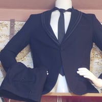يوجد تأجير قوط والبدلات الرسمية والكلاسك لجميع المناسبات من :  حفلات ا...