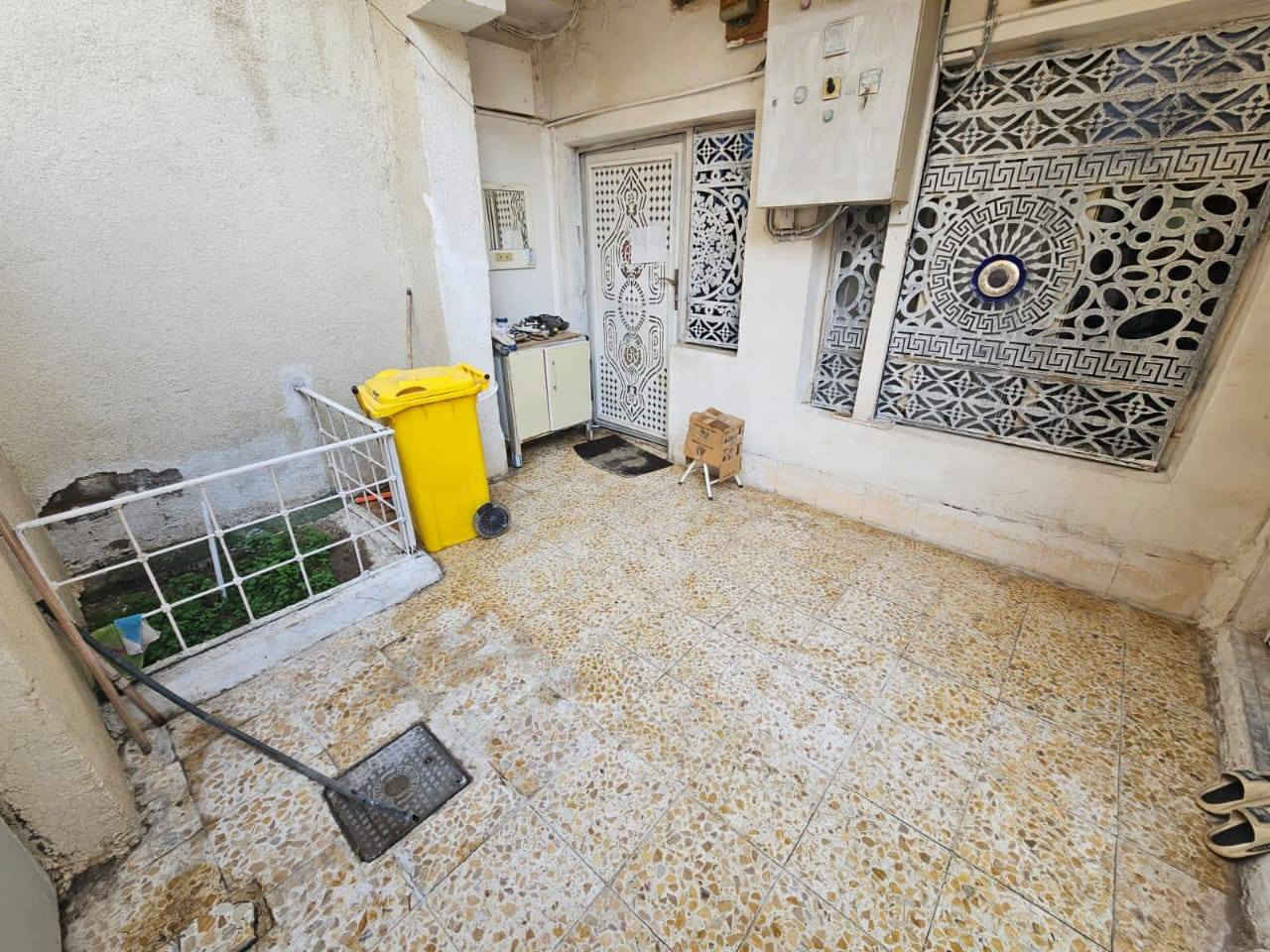 البيت طابقين مع شقة معزولة
المساحة 180 متر واجهة 10 نزال 18 
ركن على فرع 
البناء 2008
الطابق الاول 
غرفتين نوم غرفة تحتوي على حمام 
هول و ديوانية
مطبخ حار و بارد 
3 حمامات 
الطابق الثاني شقة معزولة مع درج خارجي مع باب خارجي 
غرفتين مع هول مع صحيات 
منطقة الصابئة 
شارع الدب المؤدي الى مندي الصابئة
للتواصل ***********
