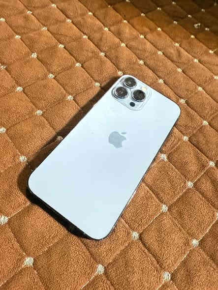 السلام عليكم عندي 13برو ماكس لون بحري مامفتوح بس البطاريه ٨٦ مرفوعه ١٠٠ وضهر مال الكامرات مفطور فقط بعد اي خلل مابي وكلشي شغال بي ذاكره 256 غراضه كامله لسعر ٦٥٠ وبي مجال تصال برقم ***********
