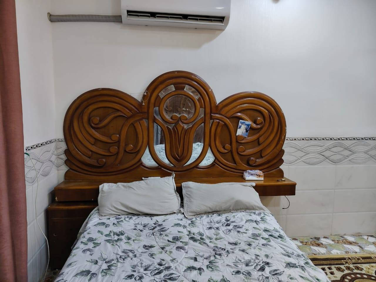 السلام عليكم ورحمة
#مكلف_بالنشر
غرفة اخشاب  مستعملة نظيفة
سعر الغرفة ٣٥٠ الف
دوشك غير مستعمل جديد السعر ٩٠ الف
رقم الهاتف : ***********
