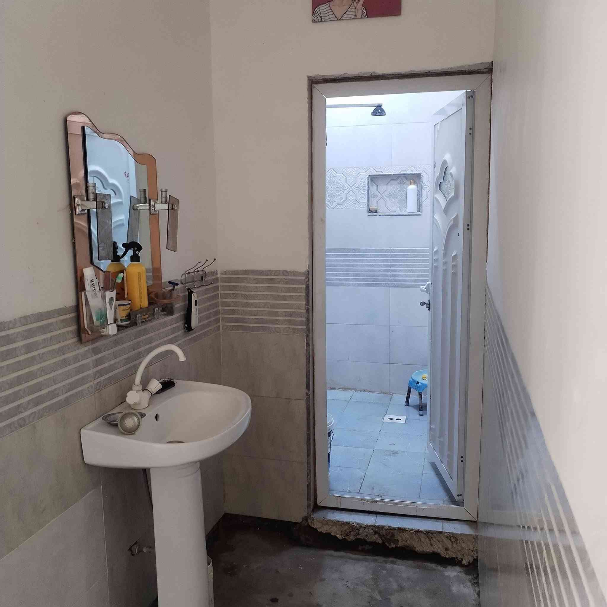 بيت للبيع مساحه 200 متر كاع جواهر سند 25 خدمات كامل غرفتين نوم 5 +4 صاله 8+4 مطبخ 5+ 4استقبال 4+7  + صحيات السعر 68 وبي مجال رقمي ***********
